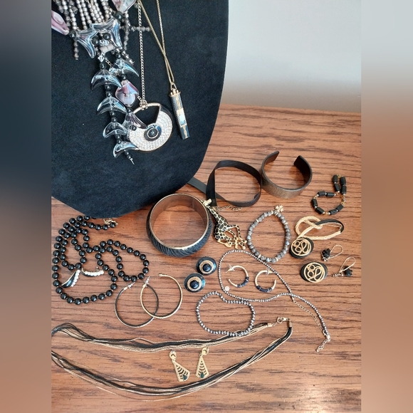 Jewelry Set with Black and Gold Accents - Picture 7 of 13